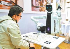 不雅众正在体验同下棋 